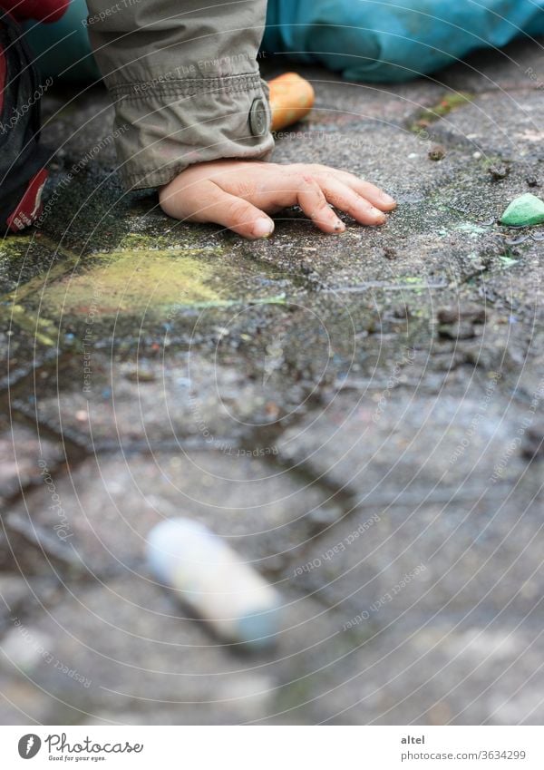 Straßenmaler Strassenmalerei Straßenmalkreide Kind Hand Kreide Regen Regentag Malen Kinderspiele Beschäftigung Kinderbeschäftigung Kunst Kinderhand Draußen