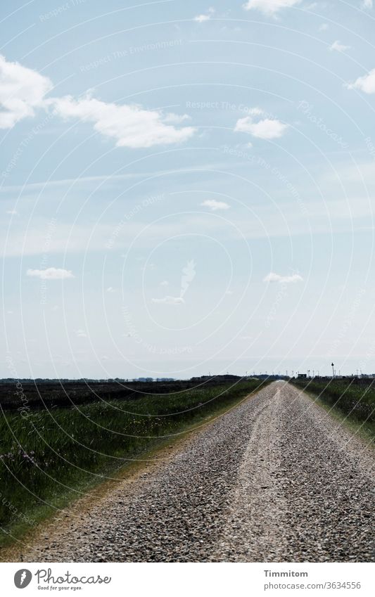 Ein langer Weg Wege & Pfade Straße Schotter Steine Spuren Horizont Himmel Wolken Natur Feld Dänemark Windräder