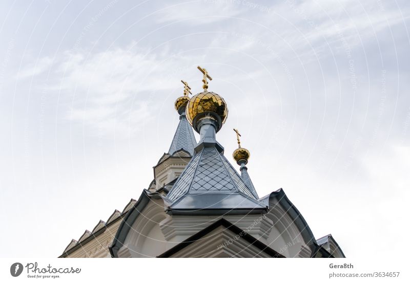 Unteransicht goldene Kuppeln einer christlichen Kirche mit Kreuzen auf blauem Himmelshintergrund Ukraine Architektur Anziehungskraft authentisch Hintergrund