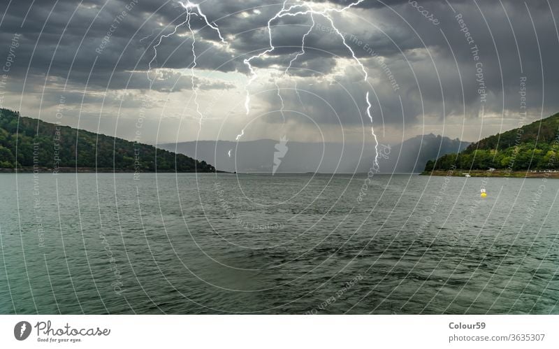 Edersee mit Gewittern edersee Blitze gefährlich Sommergewitter beeindruckend Die Atmosphäre Wolken Horizont Donnern Donnerschlag Wasser Wind Wetter Himmel See