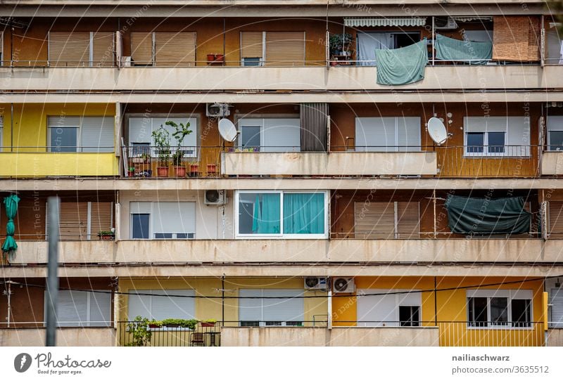 Fassade von Plattenbau Plattenbauweise Plattenbausiedlung Haus Wohnhaus Wohnsiedlung Stadt stadtbild günstiger bunt bunt gemischt satelitenschüssel Miete