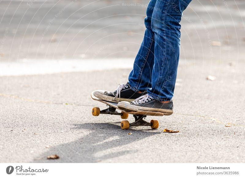 Person fährt auf dem Skateboard Aktion Energie aktiv Skateboarderin Skater Skateboarding Schlittschuhlaufen üben dynamisch Turnschuh Menschen im Freien Stil