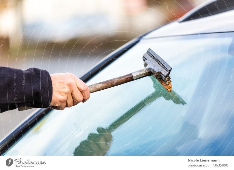 Reinigen Sie die Autoscheibe mit einem Abzieher Puller Arbeit Arbeiter Vorbereiter Vorbereitung Automobil Autopflege Autoshampoo Autowäsche Außenseite Operation