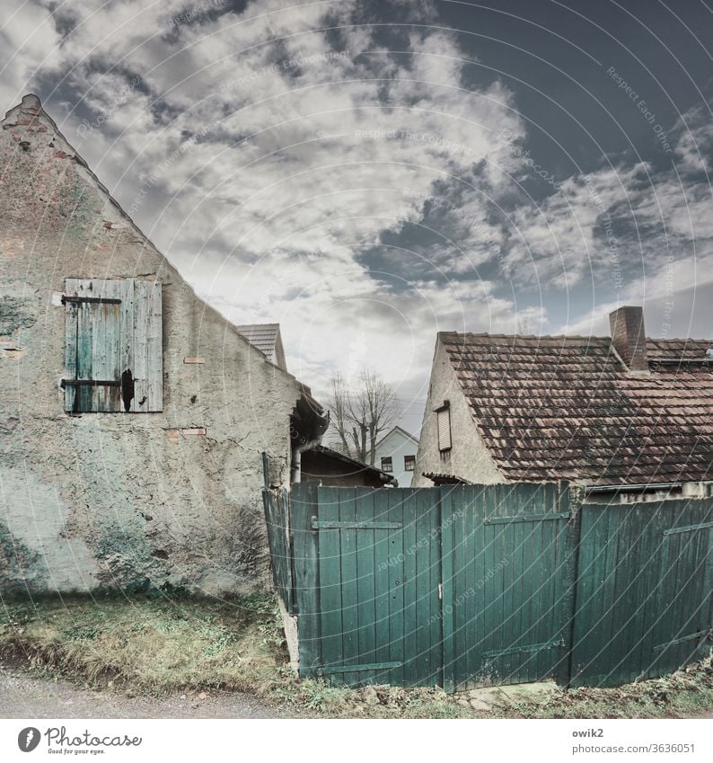 Armutszeugnis Dorf Menschenleer Haus Mauer Wand Fassade Fenster trashig ruhig Verfall Vergangenheit Vergänglichkeit Zerstörung Farbfoto Zahn der Zeit verfallen