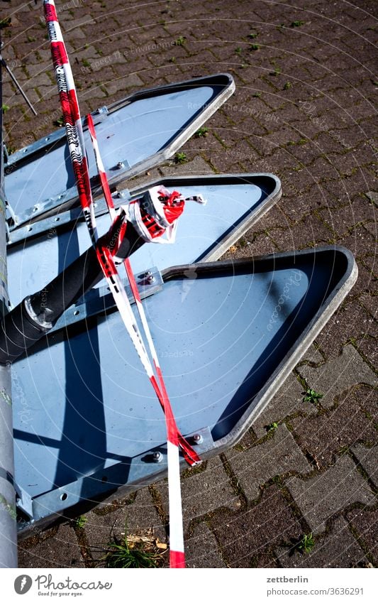 Wegweiser ampel mast orientierung pfeil schild schrott unfall verkehr verkehrsunfall wegweiser wegzeichen richtung flatterband tatort