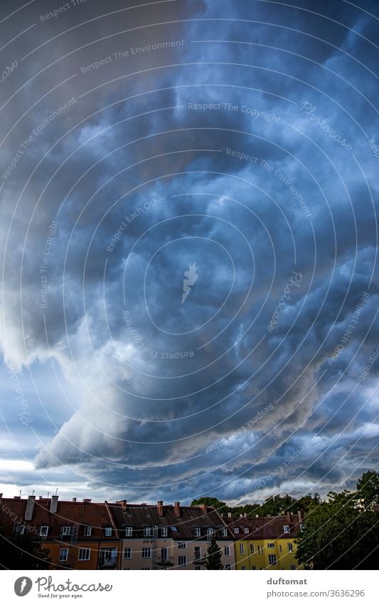 Gewitterwolken über Hinterhof Wolken Wetter schlechtes Wetter Außenaufnahme Himmel Menschenleer Unwetter Klima Sturm bedrohlich Urelemente dunkel Wind Umwelt