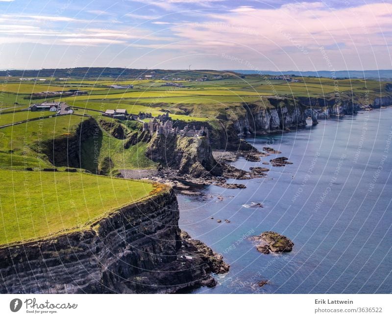 Dunluce Castle in Nordirland - ein berühmter Drehort reisen Architektur Klippe Küste Europa Historie Norden MEER Burg oder Schloss Meer antik Gebäude Fort