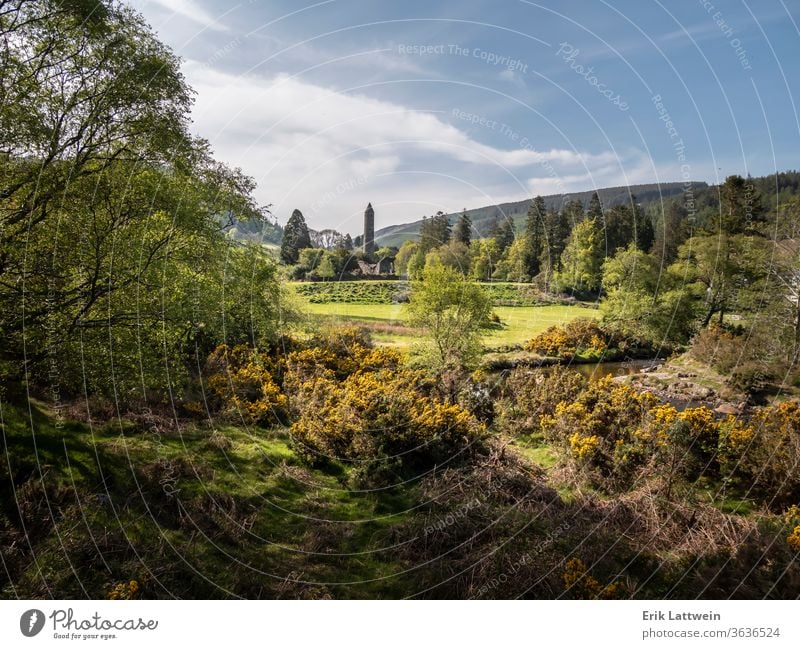 Wunderschöne Landschaft von Glendalough in den Wicklow Mountains von Irland Wald Tourismus reisen Republik Irland Natur im Freien Himmel antik Kirche Kloster