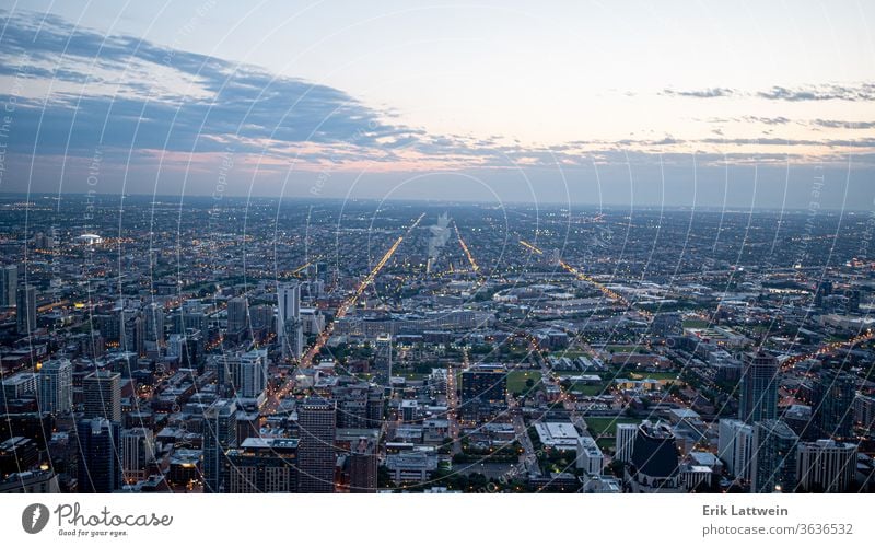 Luftaufnahme über der Stadt Chicago am Abend - CHICAGO, U Großstadt Skyline Architektur Illinois Stadtzentrum urban Stadtbild USA Wolkenkratzer Sonnenuntergang