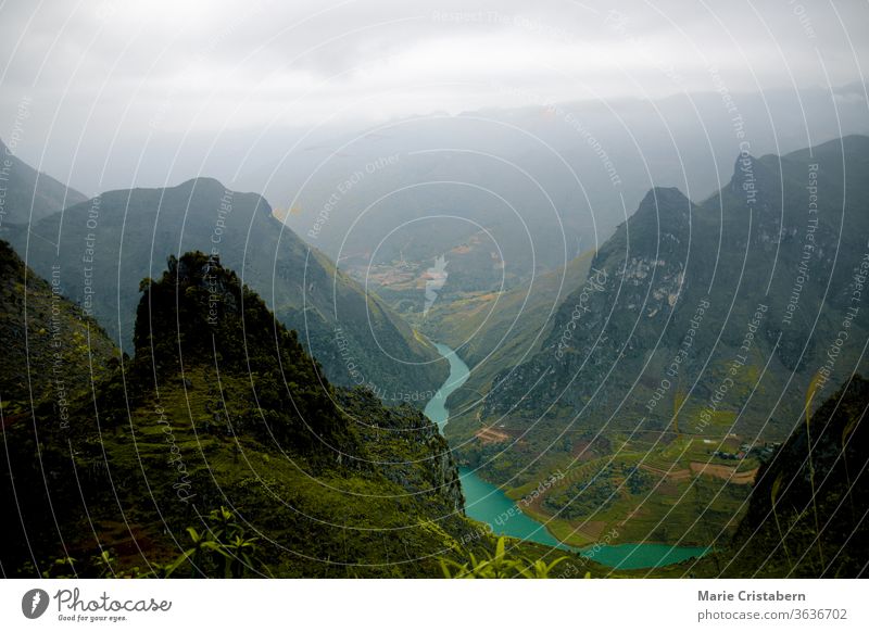 Kinematografische Landschaftskulisse der Berge im Dong Van Karst Plateau Geopark in Sa phin, Vietnam Ökotourismus dong van karst-plateau geopark sa phin