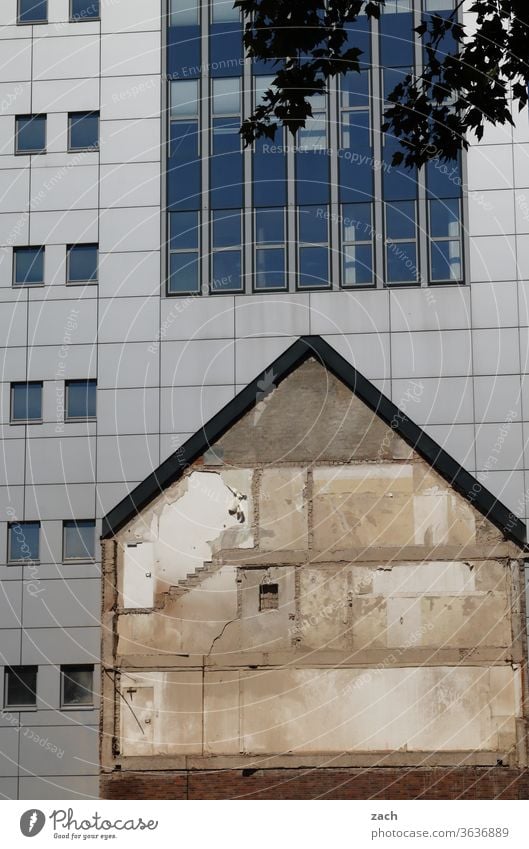 alt und neu Wand Fassade Gebäude Architektur kaputt Neubau Brandwand Haus Fenster Verfall Zerstörung Renovieren Mauer Vergänglichkeit Ruine Bürogebäude