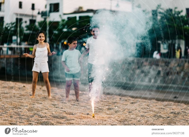 Gruppe von Kindern sieht Feuerwerk 4. 4. Juli 5. Ehrfurcht schwarz feiern Feier Kindheit Weihnachten farbenfroh Konzept Tag genießen Veranstaltung Explosion