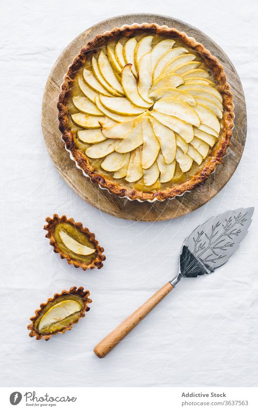 Köstlicher hausgemachter Apfelkuchen in Auflaufform Pasteten lecker Dessert geschmackvoll selbstgemacht Tisch Bäckerei Gebäck Frucht grün Speise Stoff