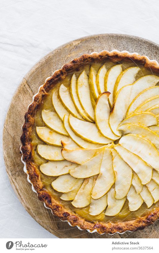 Köstlicher hausgemachter Apfelkuchen in Auflaufform Pasteten lecker Dessert geschmackvoll selbstgemacht Tisch Bäckerei Gebäck Frucht grün Speise Stoff