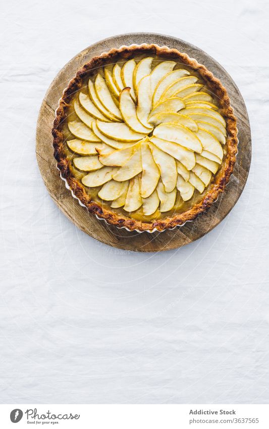 Köstlicher hausgemachter Apfelkuchen in Auflaufform Pasteten lecker Dessert geschmackvoll selbstgemacht Tisch Bäckerei Gebäck Frucht grün Speise Stoff