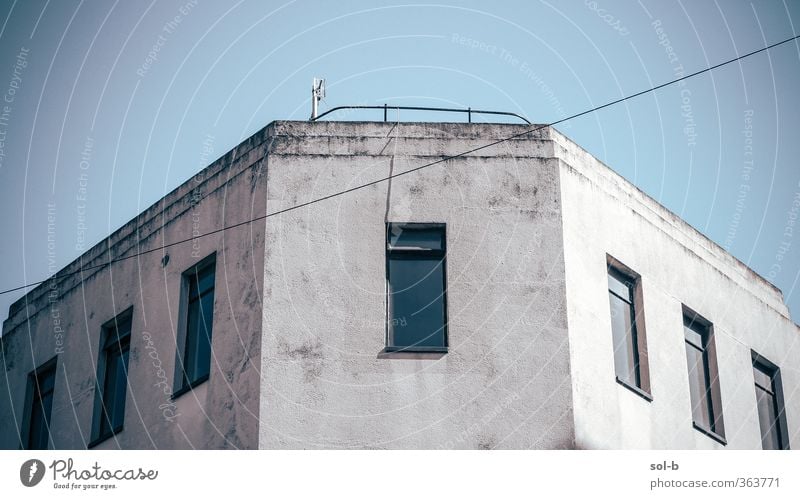 Ausguck Häusliches Leben Arbeit & Erwerbstätigkeit Arbeitsplatz Wolkenloser Himmel Gebäude Architektur Mauer Wand Fenster Antenne alt Armut ästhetisch