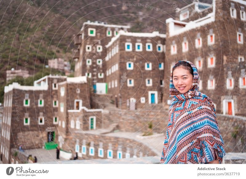 Reisende Frau im Dorf Rijal Almaa rijal almaa reisen Urlaub Ausflugsziel Saudi-Arabien Sommer Chinesisch Tourismus Architektur Gebäude Fenster farbenfroh Stein