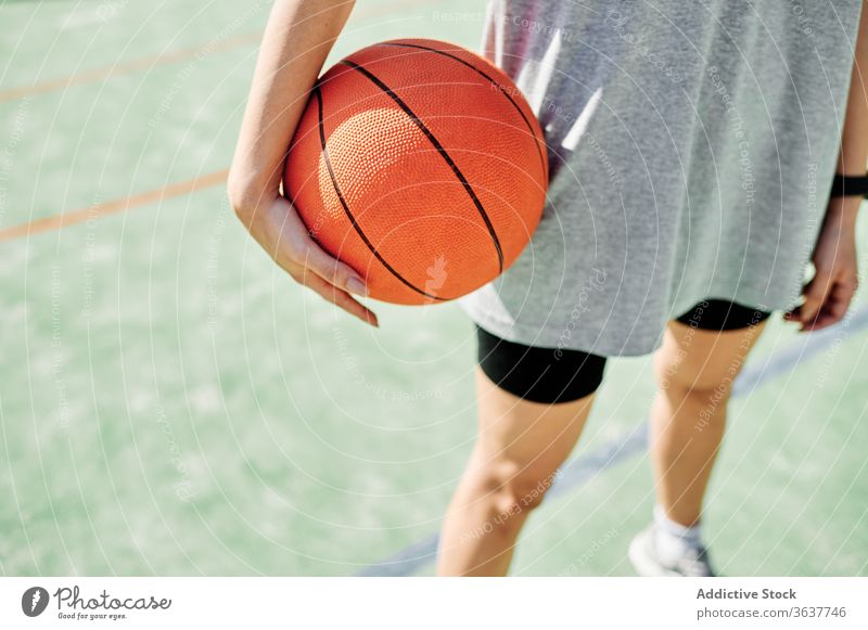 Basketball-Spielerin auf dem Spielplatz stehend Frau Ball Sport Gericht wettbewerbsfähig ernst jung Sportlerin Athlet Sportbekleidung Training Aktivität aktiv