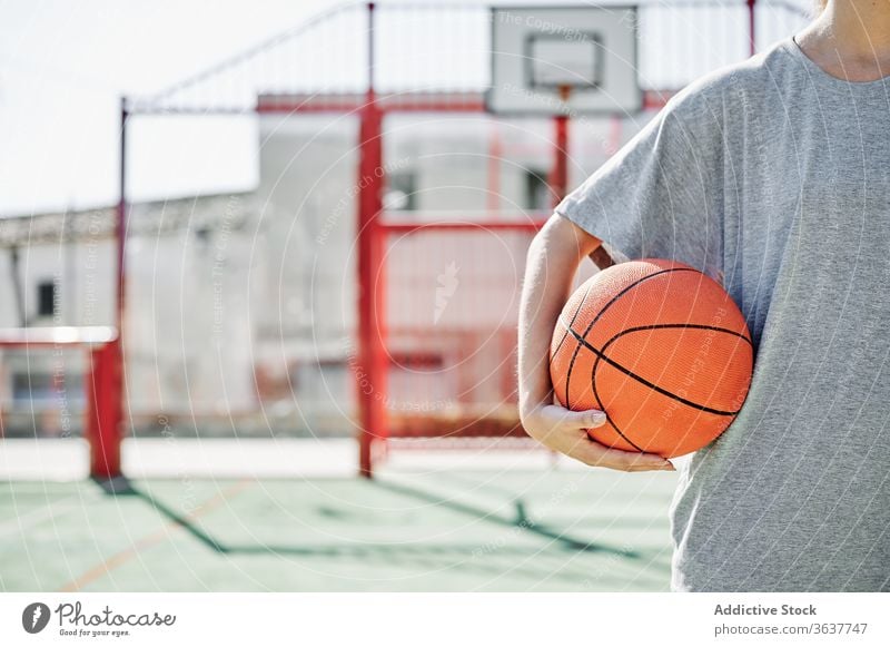 Basketball-Spielerin auf dem Spielplatz stehend Frau Ball Sport Gericht wettbewerbsfähig ernst jung Sportlerin Athlet Sportbekleidung Training Aktivität aktiv