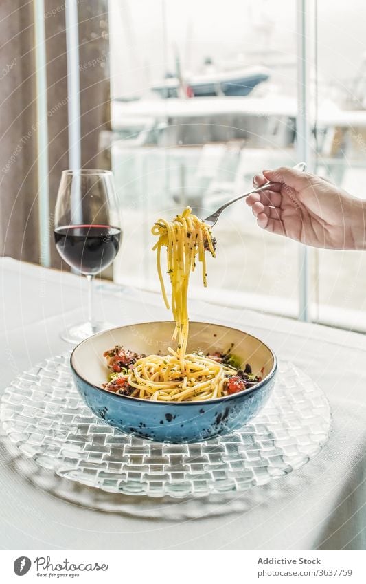 Erntehelfer bei Pasta und einem Glas Wein Spätzle Mahlzeit Rotwein heimwärts Feinschmecker essen lecker Abendessen trinken Lebensmittel Getränk Alkohol Gabel