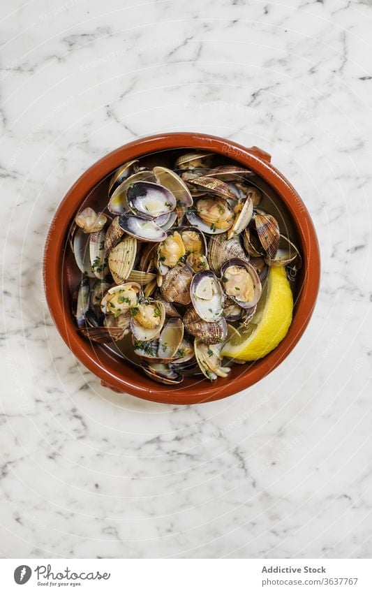 Muscheln mit frischem Zitronensaft Miesmuschel bestäuben drücken dienen Meeresfrüchte lecker Schalen & Schüsseln Feinschmecker kulinarisch sauer Bestandteil