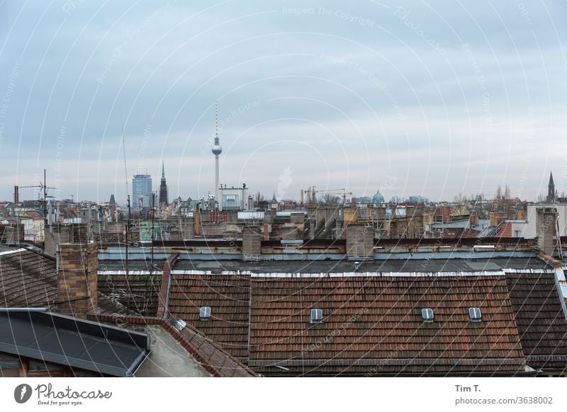 Karlsson auf dem Dach Berlin Prenzlauer Berg 2019 Fernsehturm Altbau Stadt Stadtzentrum Hauptstadt Altstadt Außenaufnahme Tag Menschenleer Haus Farbfoto Fenster