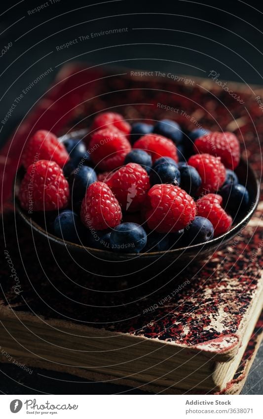 Köstliche frische Beeren in Schalen Himbeeren Blaubeeren reif Buch sortiert Schalen & Schüsseln alt natürlich Lebensmittel gealtert lecker süß schäbig organisch