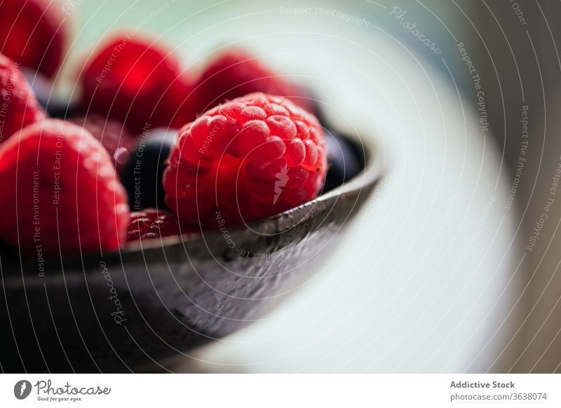 Schale mit frischen sortierten Beeren Schalen & Schüsseln Erdbeeren Himbeeren Blaubeeren reif mischen Lebensmittel natürlich lecker verschiedene süß organisch