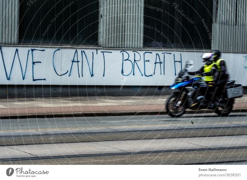 wir können nicht atmen, rollen mit zwei Personen Tretroller fahren Verkehr Wand Straße mehrfarbig Farbfoto Außenaufnahme Motor Coolness Motorrad Fahrzeug