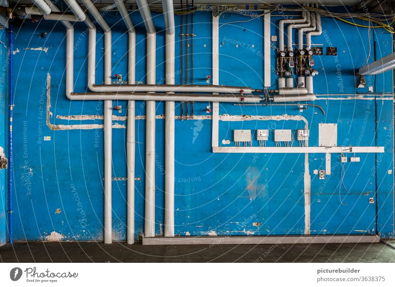 Rohrleitungen mit Wärmeisolierung Leitung Heizung Isolierung Messuhren blau weiß Innenaufnahme Menschenleer Isolierung (Material) Strukturen & Formen Farbfoto