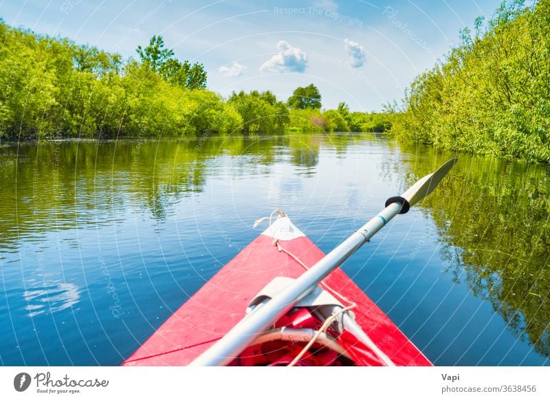 Kajakfahrt auf blauer Flusslandschaft Natur Kajakfahren Wasser Kanu Boot Paddel reisen See Sommer Urlaub Sport im Freien Person Erholung entspannend Freizeit