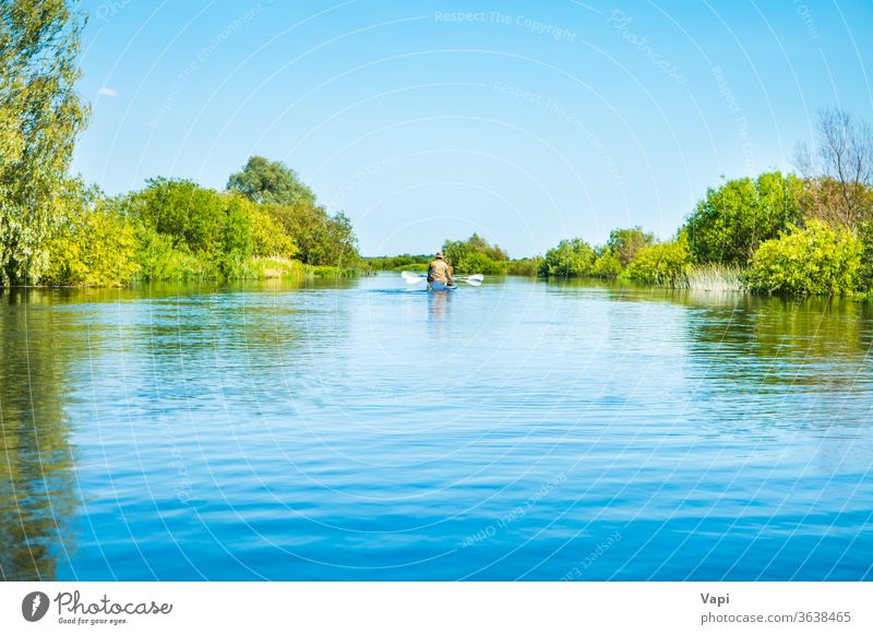 Paar bei Kajakfahrt auf blauer Flusslandschaft Menschen Wasser Kanu Natur Baum Ausflug Wald Cloud Windstille Himmel reisen Landschaft grün Sommer Ansicht