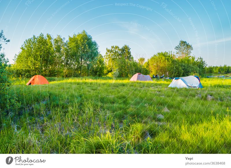 Zeltcamping auf grüner Wiese Sonnenuntergang Wald Berge u. Gebirge Himmel Natur wandern Gras Abenteuer reisen Landschaft Tourismus Sonnenaufgang Sommer Szene