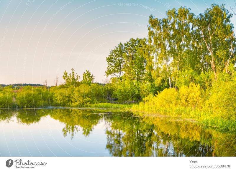 Sonnenuntergang am See und Sonnenstrahlen Landschaft Natur blau Wasser Herbst Morgen Bäume fallen Sonnenaufgang farbenfroh schön Himmel Sonnenlicht