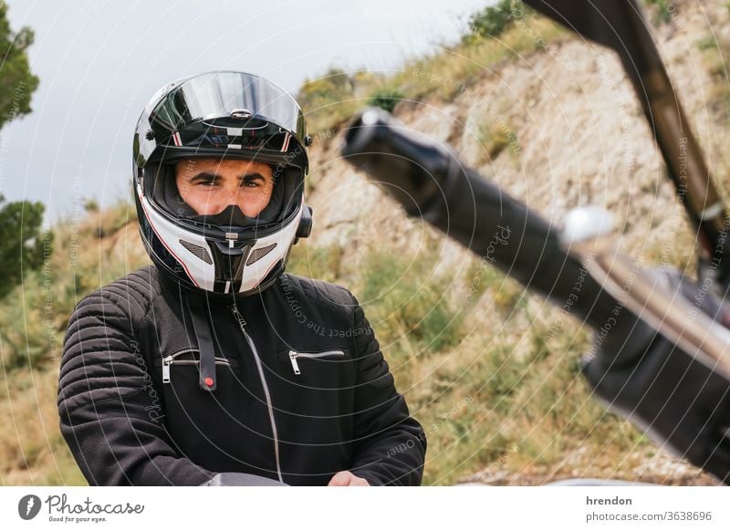 Biker mit Helm auf Motorrad Freiheit Fahrrad im Freien Verkehr Transport reisen Reise Laufwerk Geschwindigkeit Schutzhelm Fahrzeug Reiten Reiter Abenteuer