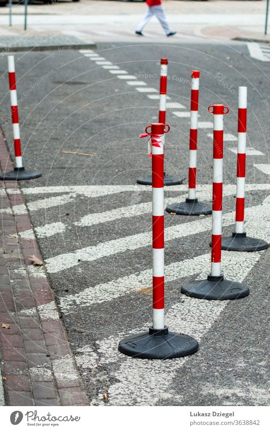 Weiße und rote Verkehrskegel Haufen Risiko Begrenzung Unfall Sicherheit Vorsicht Straßenbelag industriell Fußgänger im Freien urban Nahaufnahme Ermahnung weiß