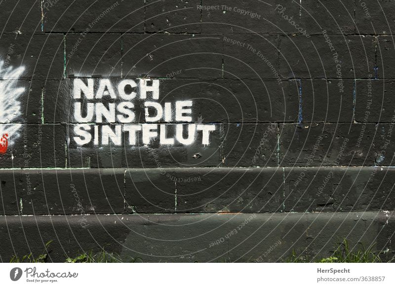 Graffito mit Redensart: "Nach uns die Sintflut" Graffiti Außenaufnahme Mauer Schriftzeichen Buchstaben Schriftzug Motto Spruch fatalismus Textfreiraum unten