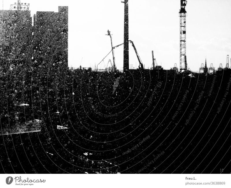 Der Umbau des Fußballstadions schritt gut voran, die Erblindung des Fensters auch. schmutzig Stadion Baustelle Kran Kräne Hafen Hamburg