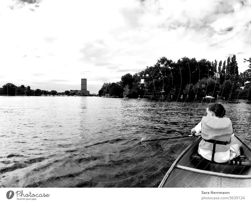 Kind im Kanu auf der Spree Wasser Berlin Ferien & Urlaub & Reisen Kindheit Sommer Spielen Sport