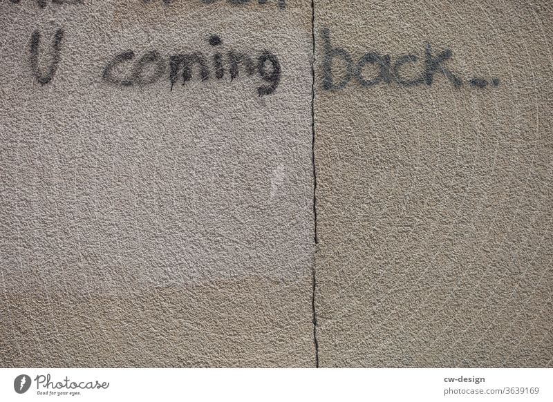 „U coming back“ an eine Fassade gesprüht Stadt Haus Architektur Gebäude Häusliches Leben Wand streetstyle streetart Street Art Streetlife Streetphotography