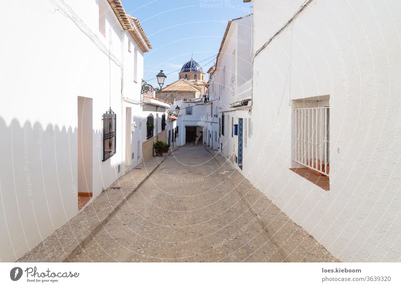 Enge mittelalterliche Straße zur blauen Kuppelkirche in der Altstadt von Altea, Costa Blanca, Spanien altea Gasse reisen Stadt Kirche mediterran Ausflugsziel