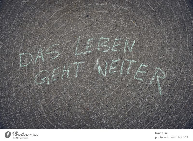 Das Leben geht weiter - Satz mit Kreide auf den boden geschrieben Ratschlag Optimismus optimistisch positiv gemalt Boden Corona Krise danach Gesundheit