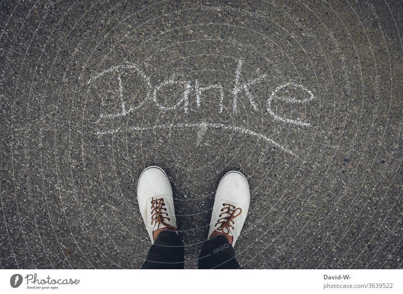 Mann sagt Danke Wort Kreide Füße Schuhe Straße Asphalt Buchstaben stehen Außenaufnahme dankbar danke schön danken Dankbarkeit danksagung Dankeschön