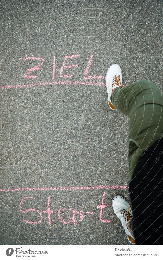 Vom Start direkt ins Ziel Füße Linie Ziellinie überholspur Farbfoto Straße zielstrebig Wege & Pfade Bewegung Mensch Richtung ehrgeizig Überflieger durchstarten