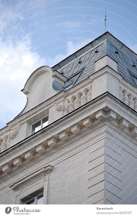 Ein Zimmer auf dem Dach und strahlend blauer Himmel. Dachausbau Dachzimmer Turmzimmer Fenster Dachfenster Wand Fassade Verkleidung Stuckarbeiten geschmückt Haus