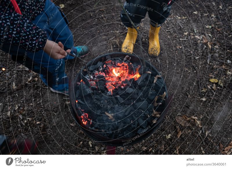 Feuer verboten! Kokeln Grill Holzkohle Abenteuer Zelten Gummistiefel Regen Outdoor Grillen Grillkohle heiß Grillplatz Campingplatz Nahaufnahme Feuerstelle