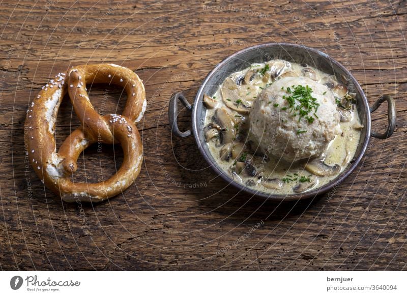 bayerischer Semmelknödel mit Sauce Semmelkloß Pilzsauce Pilzsoße Knödel grün Aufsicht Becher Brezel Bayern Essen Kochen weiß Petersilie Gemüse Teller