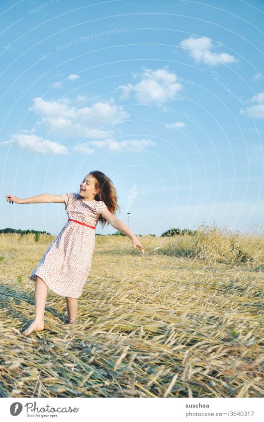 fröhliches mädchen auf einem strohacker Spaß Lachen gestikulieren Klima Schönes Wetter Stroh Haare & Frisuren Natur Sonnenlicht Wärme Freude Fröhlichkeit retro