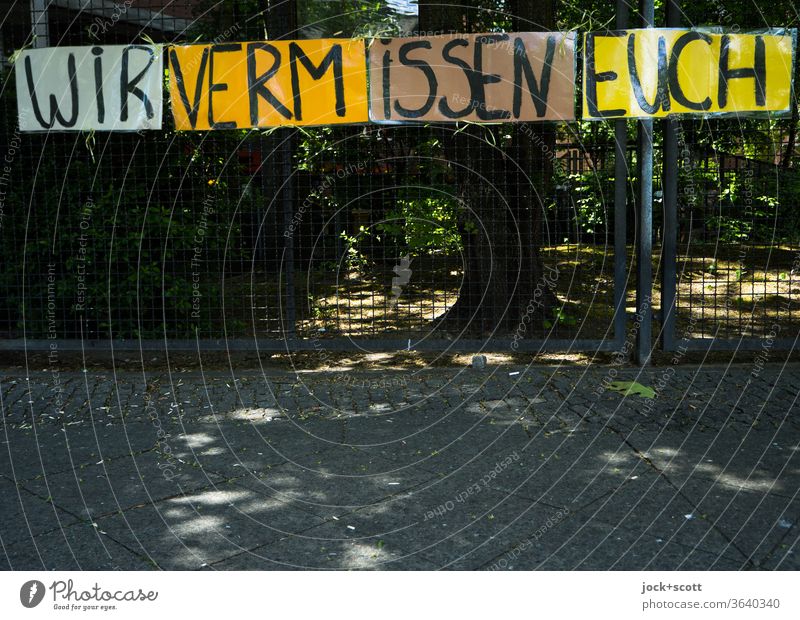 Wir vermissen euch am Zaun vom Kindergarten Wort Metallzaun Bürgersteig Gefühle Low Key Schutz Pandemie Corona Infektionsgefahr Prävention Lockdown Mitteilung