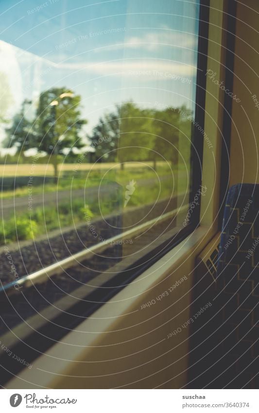 blick aus dem fenster einer s-bahn Bahnfahrt S-Bahn Bahn fahren Fenster Landschaft Glasscheibe durchsehen betrachten hinausblicken Bäume Bahnschienen Sitzplatz